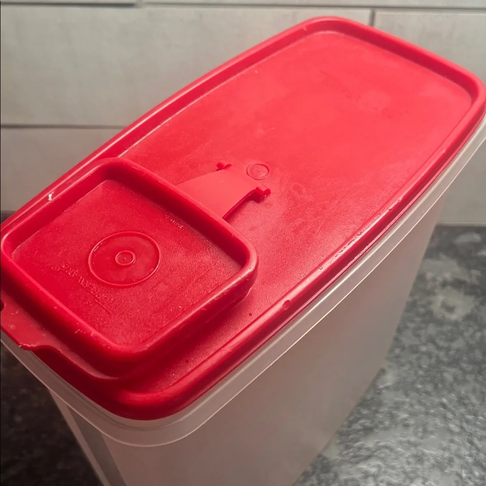 Super cereal storer by Tupperware in excellent condition 9 inch’s tall. Flip lid